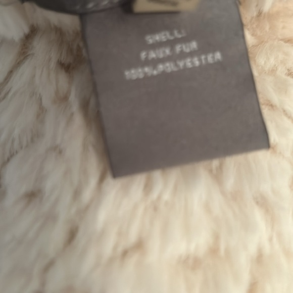 Bagatelle Collection Lux White Faux Fur Vest NWT - Picture 6 of 8